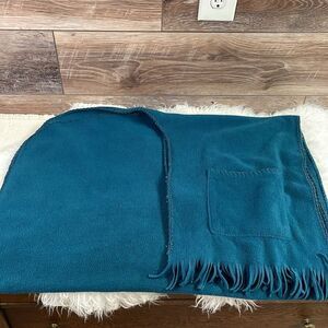 DR LEONARDS Ladies Vintage Fleece Pocket Shawl Fringed Wrap Turquoise 76”W 26”L